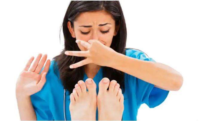 खुट्टा गन्हाउँछ ? मोजाभित्र कागती हालेर सुत्नुहोस् !