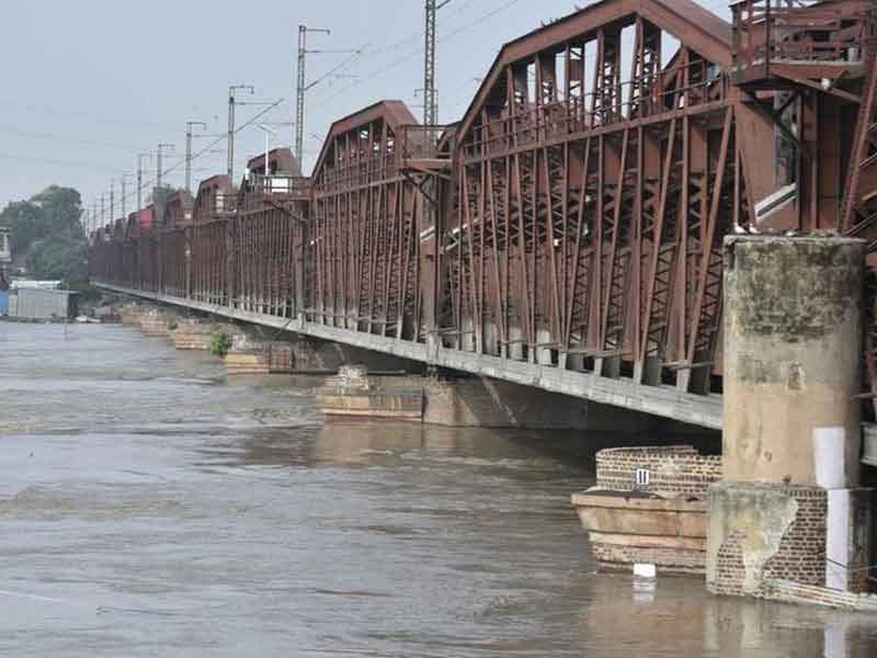 पानीको बहाव बढेपछि महाकाली पुलमा आवतजावत बन्द
