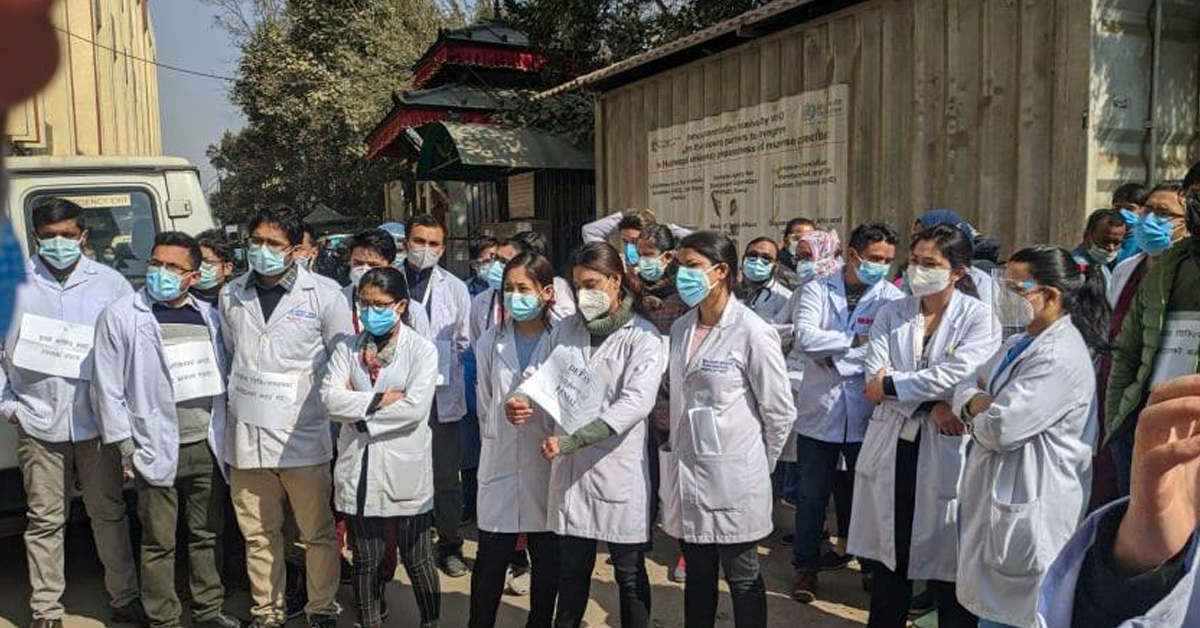 आन्दोलनमा उत्रिए वीर अस्पतालका आवासीय चिकित्सकहरू