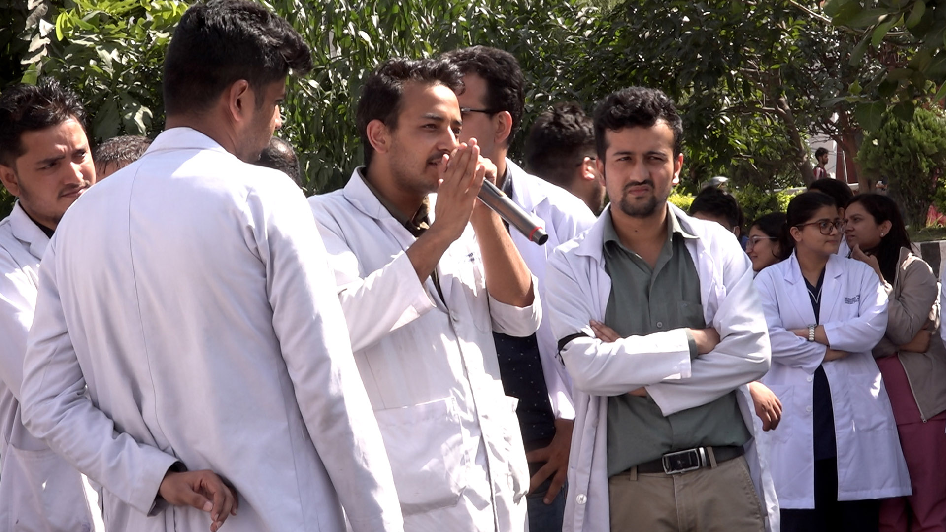 डाक्टरमाथि भएको कुटपिट विरोधमा आज पनि डाक्टरहरू सडकमा