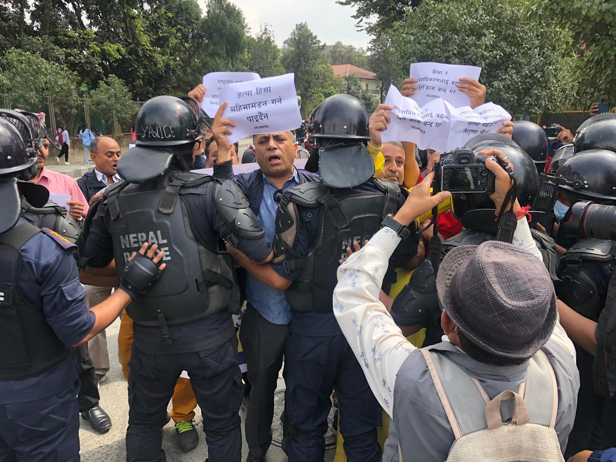 कैद माफीविरुद्ध शान्ति समाजको राष्ट्रपति कार्यालय अगाडि प्रदर्शन