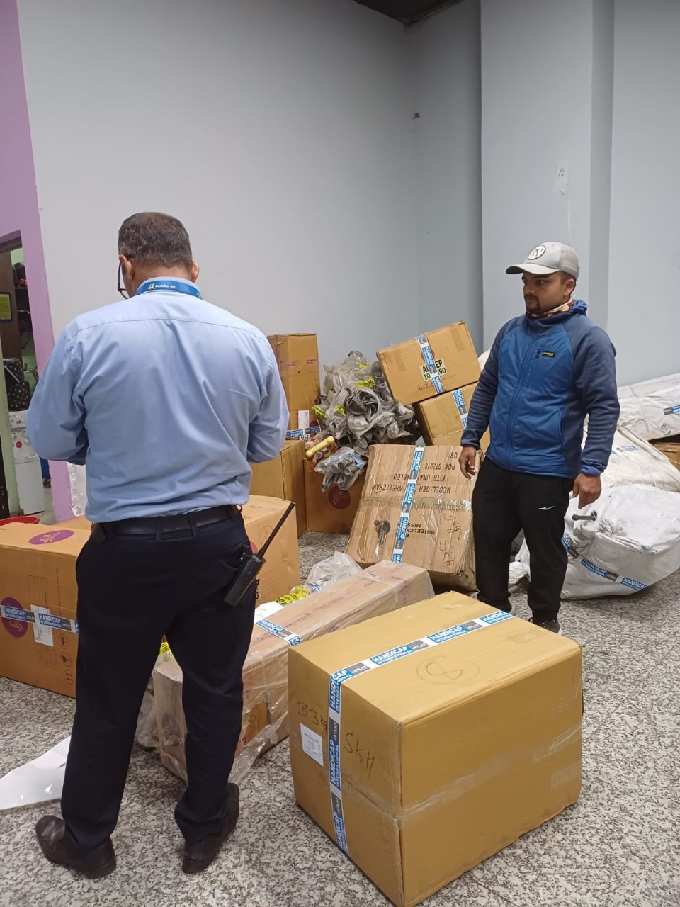 बुद्ध एयर भूकम्प प्रभावित क्षेत्रमा जाने राहत निःशुल्क ढुवानी गर्दै