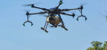 काभ्रेका सडक अवरुद्ध बस्तीमा खाद्यान्न पठाउन ड्रोनको प्रयोग