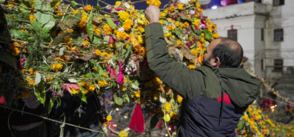 पशुपतिनाथ मन्दिर परिसरमा रातभर जाग्राम बसेर पितृको सम्झनामा बत्ती बाल्दै भक्तजन (फोटोफिचर)