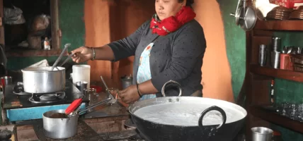 चिया बेचेरै विरसले छोराछोरीलाई स्नातकोत्तर पढाइन