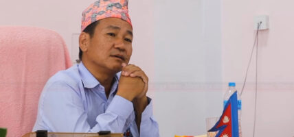 धरानका मेयर साम्पाङले पत्रकारलाई धम्की दिँदै भने – शीर ठाडो पारेर हिँड्न सक्दैनस्