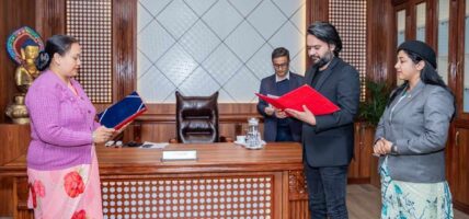 काठमाडौं-१६ की वडाअध्यक्ष श्रेष्ठलाई मेयर बालेनले गराए सपथ