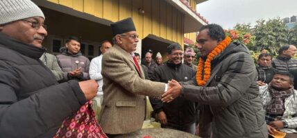 पार्टी प्रवेश गर्नेहरुलाई अध्यक्ष प्रचण्डद्वारा स्वागत