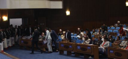 रास्वपा सांसदहरुको अवरोधबीच सभामुखले चलाए संसद