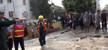 खानेपानीको पाइप फुट्दा बबरमहल क्षेत्र जलमग्न