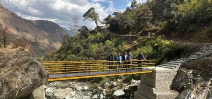 ढोरपाटन-गुर्जा पदमार्गमा काठे पुल निर्माण