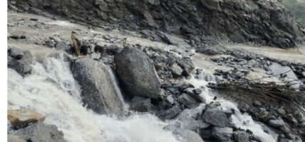 कोशी राजमार्गअन्तर्गत सङ्खुवासभाको भोटखोला खण्ड पहिरोले अवरुद्ध भएको छ ।