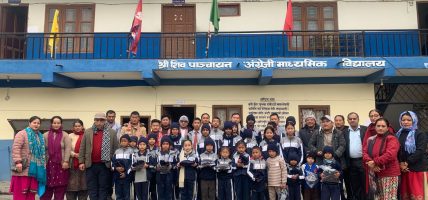 क्लवद्वारा बिद्यार्थीलाई न्यानो कपडा बितरण