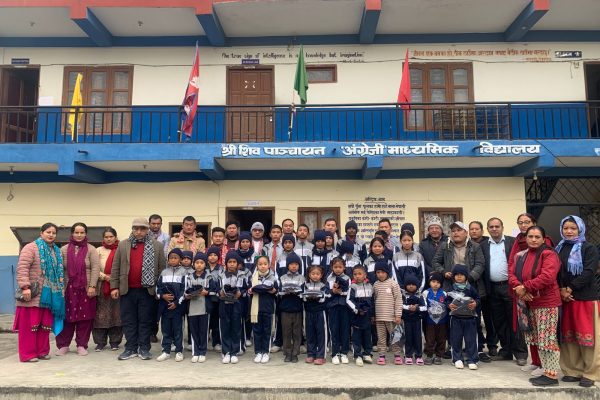 क्लवद्वारा बिद्यार्थीलाई न्यानो कपडा बितरण