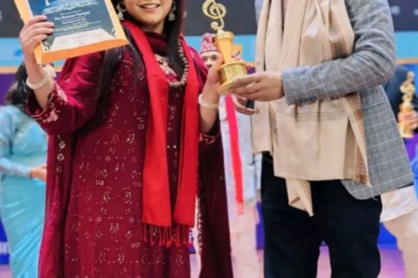 नजर लाग्लानी २ बाट सिम्रनले उचालिन म्युजिक अवार्ड नजर लाग्लानी २ बाट सिम्रनले उचालिन म्युजिक अवार्ड