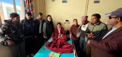 नर्वेबाट समाजसेवी रिता परियारकाे पहलमा संकलित १ लाख रकम बिरामीलाई हस्तानतरण