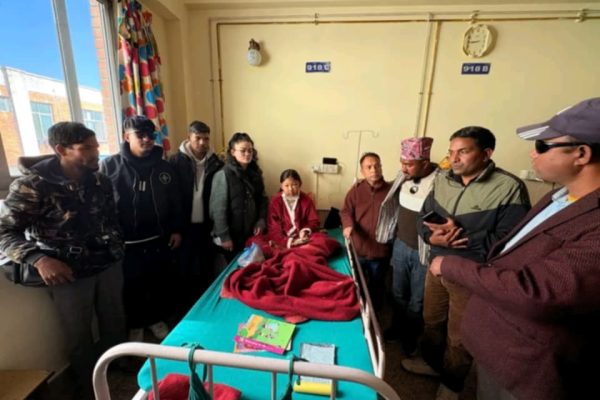 नर्वेबाट समाजसेवी रिता परियारकाे पहलमा संकलित १ लाख रकम बिरामीलाई हस्तानतरण