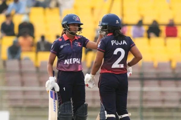 जिम्बाब्वेविरुद्धको खेलमा बलिङ गर्दै नेपाल