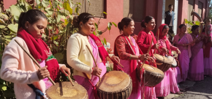 महिला समूहलाई नौमती बाजा बजाउन भ्याइनभ्याई