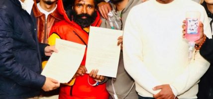 डा. निकोलस भूसाल र हरिश विष्ट एवं नेपाल सरकारको तर्फबाट सम्माननीय प्रधानमन्त्रीका प्रमुख सल्लाहकारबिच सम्झौता