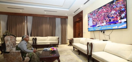 विश्वकप क्रिकेटः १८५ रनको लक्ष्य पछ्याउँदै नेपाल, खेल हेर्दै प्रधानमन्त्री