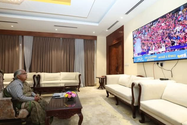 विश्वकप क्रिकेटः १८५ रनको लक्ष्य पछ्याउँदै नेपाल, खेल हेर्दै प्रधानमन्त्री