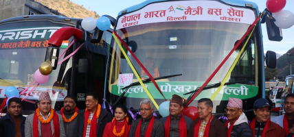 अब बेनीदेखि दिल्लीसम्म बसमा सरर