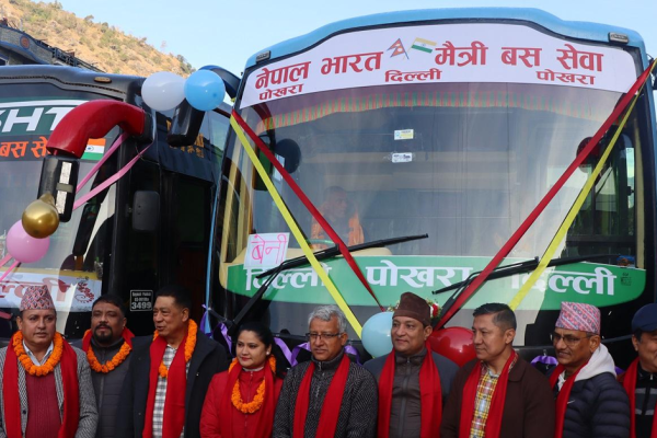 अब बेनीदेखि दिल्लीसम्म बसमा सरर