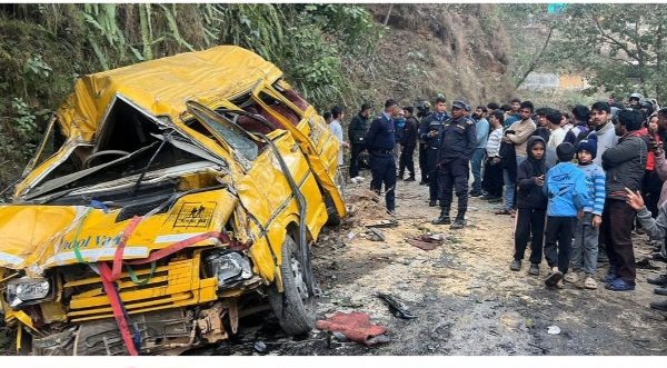 स्कूल बस दुर्घटना अपडेटः एक जनाको मृत्यु, छ जनालाई पोखरा पठाइयो