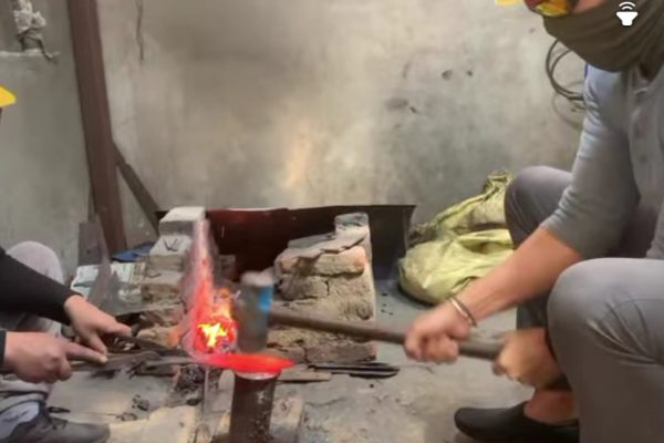 गाउँमै पुख्र्यौली कालिगड पेसा संरक्षणमा जुट्दै युवा गाउँमै पुख्र्यौली कालिगड पेसा संरक्षणमा जुट्दै युवा