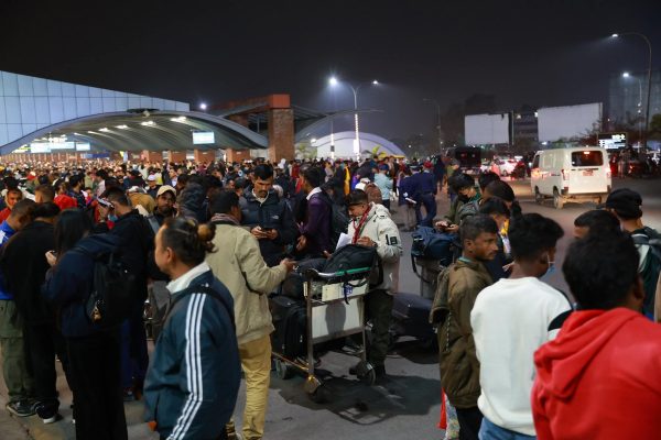 विमानस्थलमा अलपत्र परेकालाई खान र बस्नको व्यवस्था