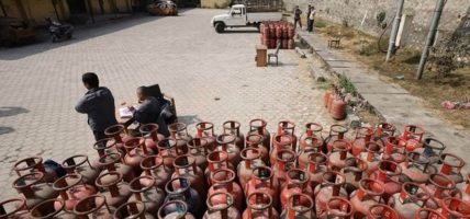 श्रीराम ग्यास उद्योगको गोदाममा छ हजार सिलिन्डर लुकाएको भेटियो