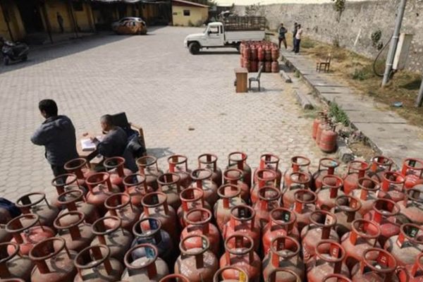 श्रीराम ग्यास उद्योगको गोदाममा छ हजार सिलिन्डर लुकाएको भेटियो श्रीराम ग्यास उद्योगको गोदाममा छ हजार सिलिन्डर लुकाएको भेटियो