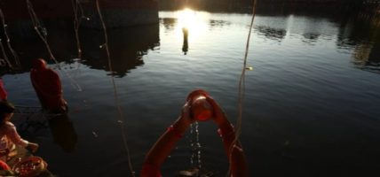 मिथिलामा आज अस्ताउँदो सूर्यलाई अर्घ दिँदै चैती छठ पर्व मनाइँदै