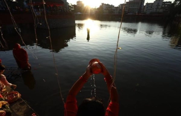 मिथिलामा आज अस्ताउँदो सूर्यलाई अर्घ दिँदै चैती छठ पर्व मनाइँदै