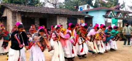 राना थारू समुदायमा परम्परागत पहिरन लगाउने चलन लोप हुँदै