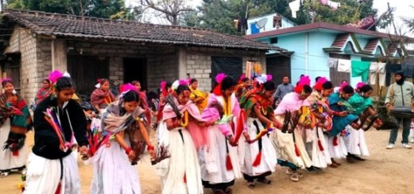 राना थारू समुदायमा परम्परागत पहिरन लगाउने चलन लोप हुँदै राना थारू समुदायमा परम्परागत पहिरन लगाउने चलन लोप हुँदै