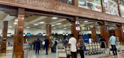 खाडी जान लागेका कामदारहरू भन्छन्, “साथीहरूले नआउ भन्छन्, नजाऊ जागिर खोसिने डर छ”