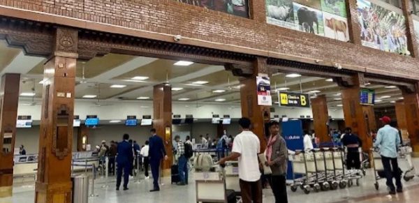 खाडी जान लागेका कामदारहरू भन्छन्, “साथीहरूले नआउ भन्छन्, नजाऊ जागिर खोसिने डर छ” खाडी जान लागेका कामदारहरू भन्छन्, “साथीहरूले नआउ भन्छन्, नजाऊ जागिर खोसिने डर छ”