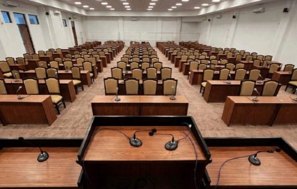 ४७ सांसदले मातृभाषामा शपथ लिँदै