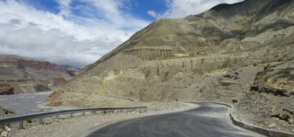 बेनी–जोमसोम सडकको सिरुबारीमा पहिरो रोक्न ‘बेञ्चिङ’ विधि