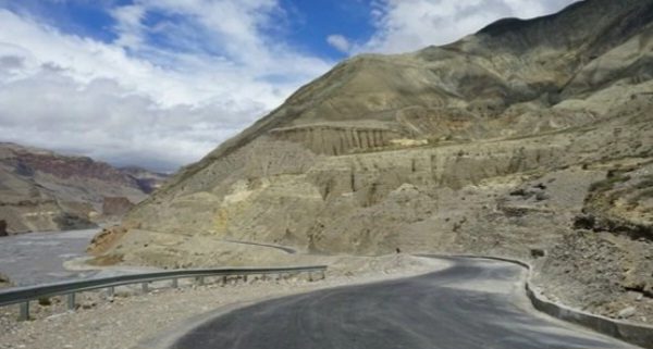 बेनी–जोमसोम सडकको सिरुबारीमा पहिरो रोक्न ‘बेञ्चिङ’ विधि