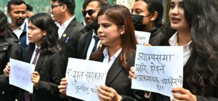 कलेजमा प्रहरी नभइ प्राध्यापकको आवश्यकता रहेको भन्दै प्रदर्शन