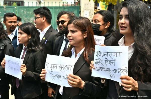 कलेजमा प्रहरी नभइ प्राध्यापकको आवश्यकता रहेको भन्दै प्रदर्शन