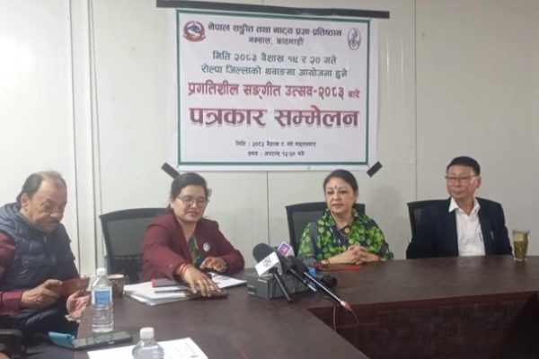 गीत गाएकै भरमा प्रहरीको दमन सम्झेर भावुक भए कलाकार