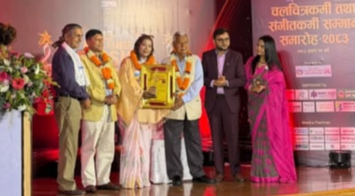 गायिका कालिका रोका सम्मानित, म्युजिक खबर परिवारप्रति आभार व्यक्त गायिका कालिका रोका सम्मानित, म्युजिक खबर परिवारप्रति आभार व्यक्त