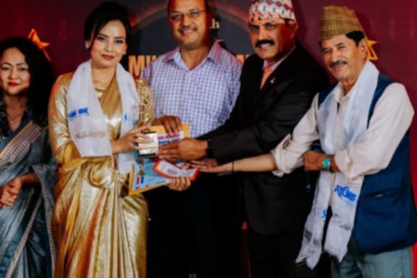 ‘करिमैले पो के गर्छ काइला’बाट नारायणी खत्रिलाई उत्कृष्ट लोकदोहोरी महिला मोडल अवार्ड ‘करिमैले पो के गर्छ काइला’बाट नारायणी खत्रिलाई उत्कृष्ट लोकदोहोरी महिला मोडल अवार्ड