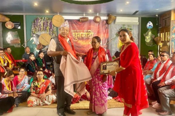 धुन माटोद्वारा पवित्रा रसाइली ‘आजीवन सम्मान–२०८३’ बाट सम्मानित धुन माटोद्वारा पवित्रा रसाइली ‘आजीवन सम्मान–२०८३’ बाट सम्मानित