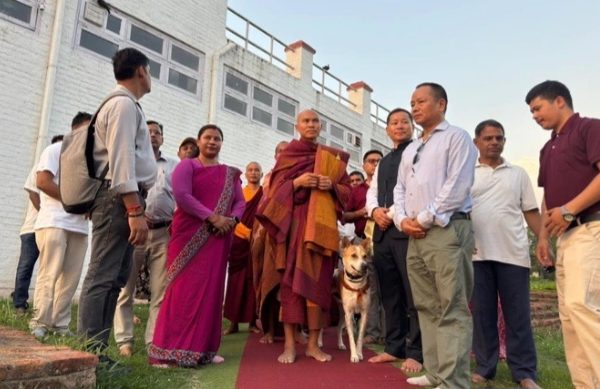 शान्ति र सचेतनाको सन्देश फैलाउँदै अमेरिकाभर हजारौं माइल पैदल यात्रा गरेका बौद्ध भिक्षुहरूको टोली नेपालको लुम्बिनीमा शान्ति र सचेतनाको सन्देश फैलाउँदै अमेरिकाभर हजारौं माइल पैदल यात्रा गरेका बौद्ध भिक्षुहरूको टोली नेपालको लुम्बिनीमा