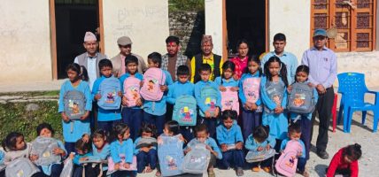 समाजसेवी तथा व्यवसायी रमेश बहादुर ओडद्वारा विद्यार्थीलाई झोला हस्तान्तरण